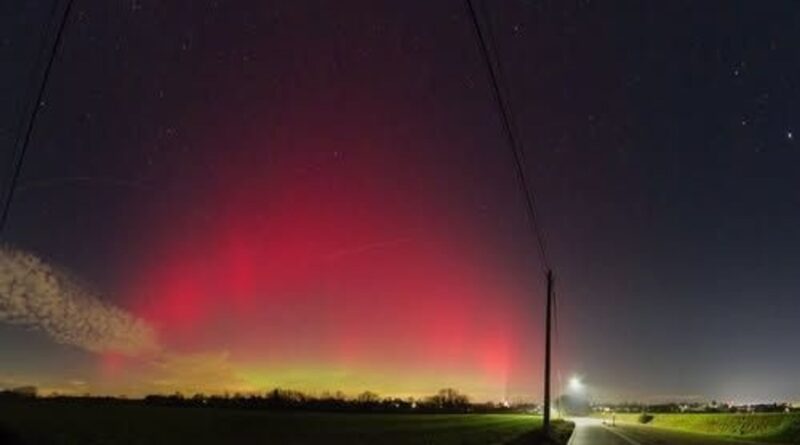 Des traînées vertes et roses dans le ciel belge : vos photos d'aurores boréales.