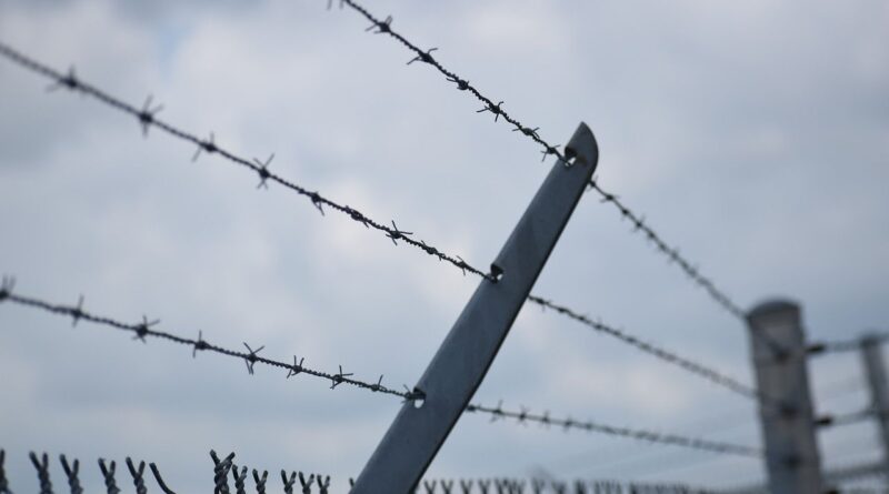 Deux détenus, dont un meurtrier, recherchés par la police britannique.