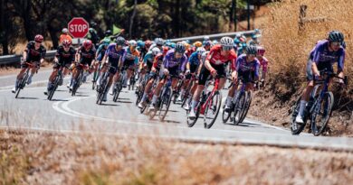Deux kangourous ne passent pas inaperçus dans le peloton du Tour Under Down