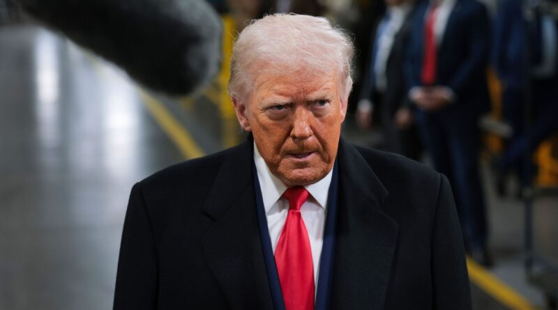 Donald Trump annonce des droits de douane de 10% sur les importations européennes.