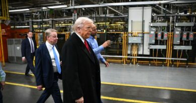 Donald Trump filme un doigt d'honneur lors d'une visite d'usine.