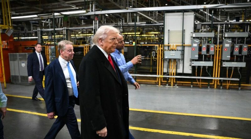 Donald Trump filme un doigt d'honneur lors d'une visite d'usine.
