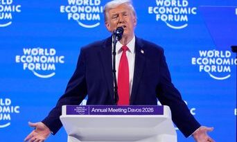 Donald Trump se moque des "belles lunettes" d'Emmanuel Macron à Davos