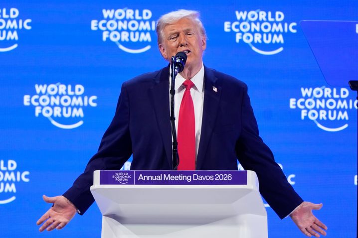Le président Donald Trump prend la parole lors de la réunion annuelle du Forum économique mondial à Davos, en Suisse, le mercredi 21 janvier 2026. (AP Photo/Markus Schreiber) /MME140/26021578791733//2601211708