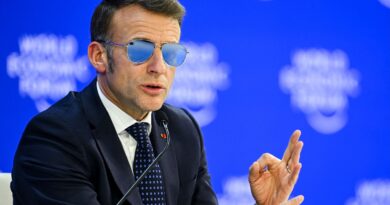 Emmanuel Macron et Gims portent le même accessoire ensemble.