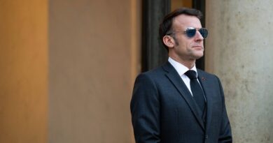 Emmanuel Macron gagne deux points de popularité grâce à l'actualité internationale.