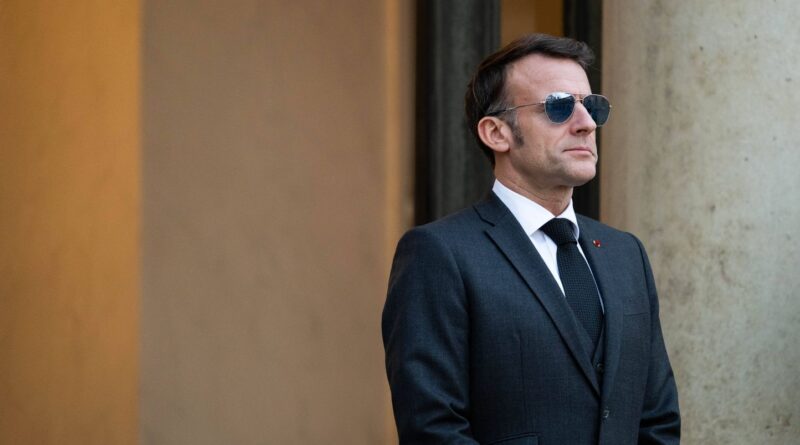 Emmanuel Macron gagne deux points de popularité grâce à l'actualité internationale.