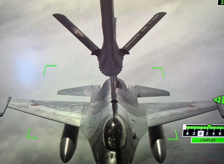 Le ravitaillement, ici d'un F-16, se fait par l'opérateur depuis un moniteur de contrôle situé dans le cockpit de l'A330 MRTT.