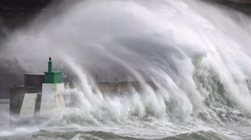 En images : La tempête Goretti frappe le pays avec de gigantesques vagues.