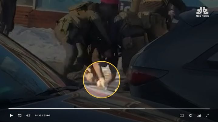 Alors qu'il est à terre, les deux mains d'Alex Pretti sont vides.