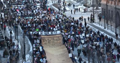 Etats-Unis : Trump traite des milliers de manifestants à Minneapolis d'« insurgés »