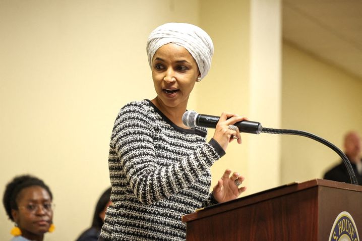La députée Ilhan Omar (D-MN) prend la parole lors d'un événement public à Minneapolis, dans le Minnesota, le 27 janvier 2026.
