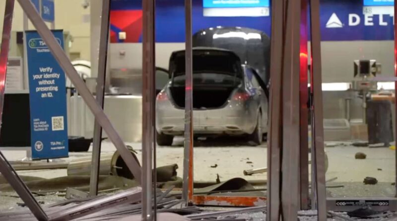 États-Unis : Une voiture ne déboule pas dans un aéroport et termine dans un comptoir d’enregistrement.