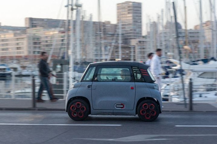 La popularité de la petite Citroën Ami a fait bondir le nombre de voitures sans permis sur les routes. Le nombre de tués a doublé en cinq ans. Hildegard Lelou/Hans Lucas via AFP)