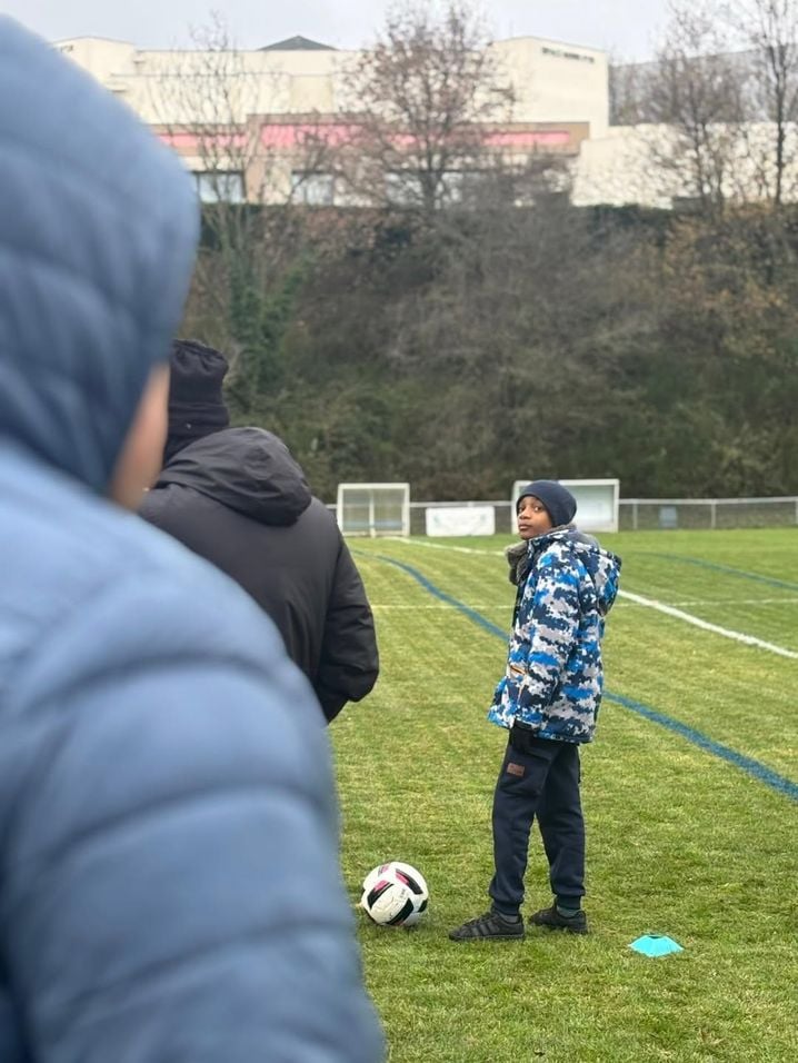 Jalil (13 ans) fait partie des huit jeunes participant cette saison aux entraînements de football adapté proposés par Jocelyn Commin et Lyon La Duchère, le mardi après-midi à Champagne-au-Mont-d'Or (Rhône).