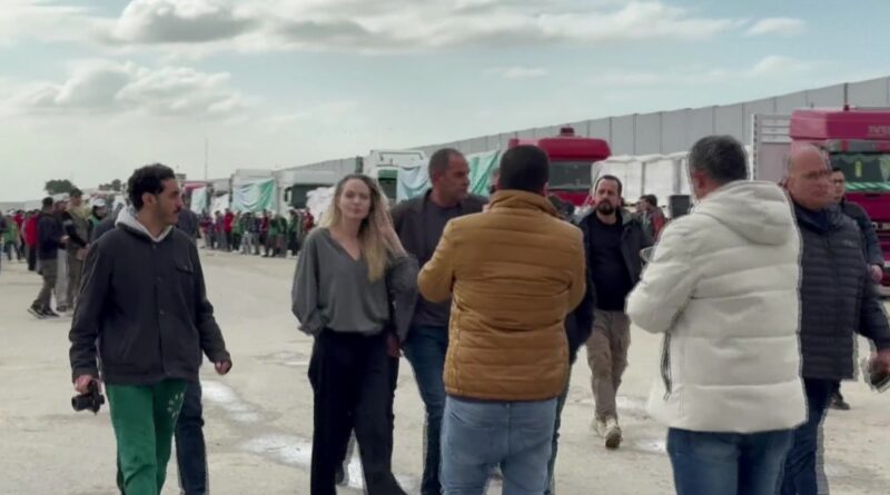 Gaza : Angelina Jolie visite le point de passage de Rafah, Égypte