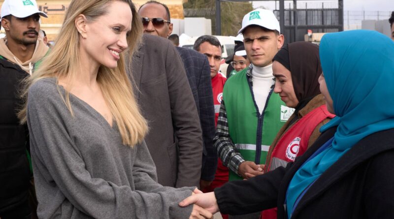 Gaza : Angelina Jolie visite le point de passage de Rafah en Égypte