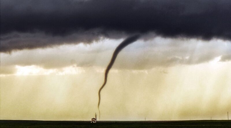 Gironde : une tornade dévaste le centre-ville de Mios