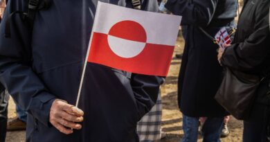 Groenland : Le maire de Nuuk recadre un comédien sur le drapeau américain