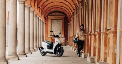 Grosse puissance et autonomie : le pionnier de la moto électrique lance son scooter électrique à prix attractif.