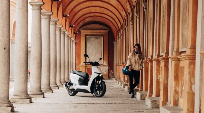 Grosse puissance et autonomie : le pionnier de la moto électrique lance son scooter électrique à prix attractif.