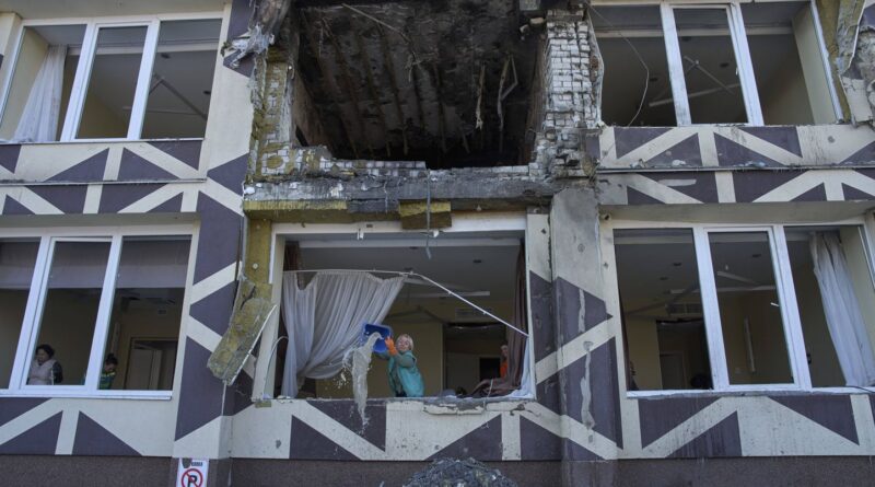 Guerre en Ukraine : La Russie bombarde une clinique et tue avant la réunion des alliés à Paris