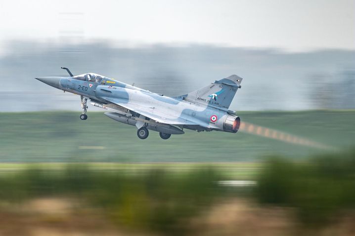 Le Mirage 2000-5 est un avion de chasse d'ancienne génération, capable de voler à Mach 2.2.