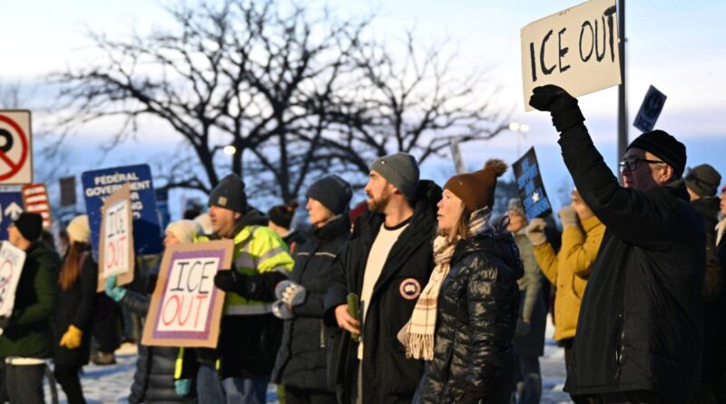 Heurts à Minneapolis après la mort d'une femme tuée par un policier de l'ICE