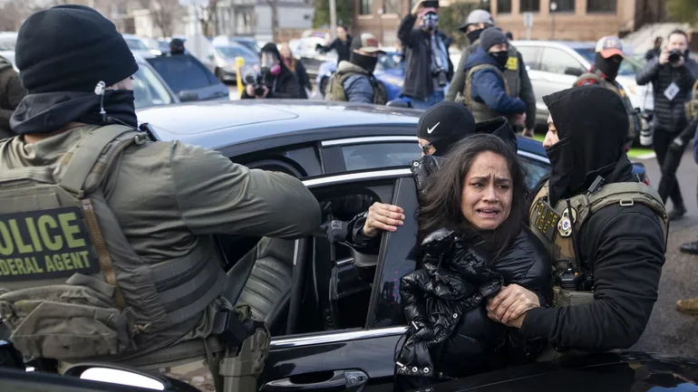 Des agents de l’ICE arrêtent une femme à Minneapolis lors d’opérations de contrôle de l’immigration