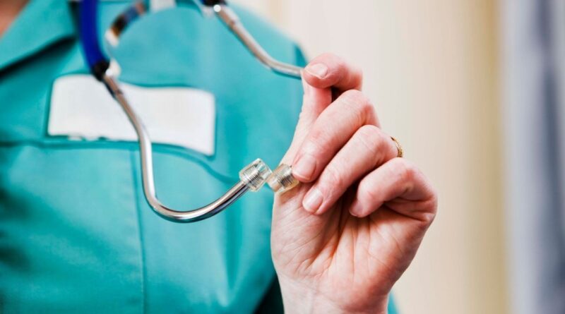 « Il a baissé son pantalon » : violences sexuelles sur infirmières par patients.