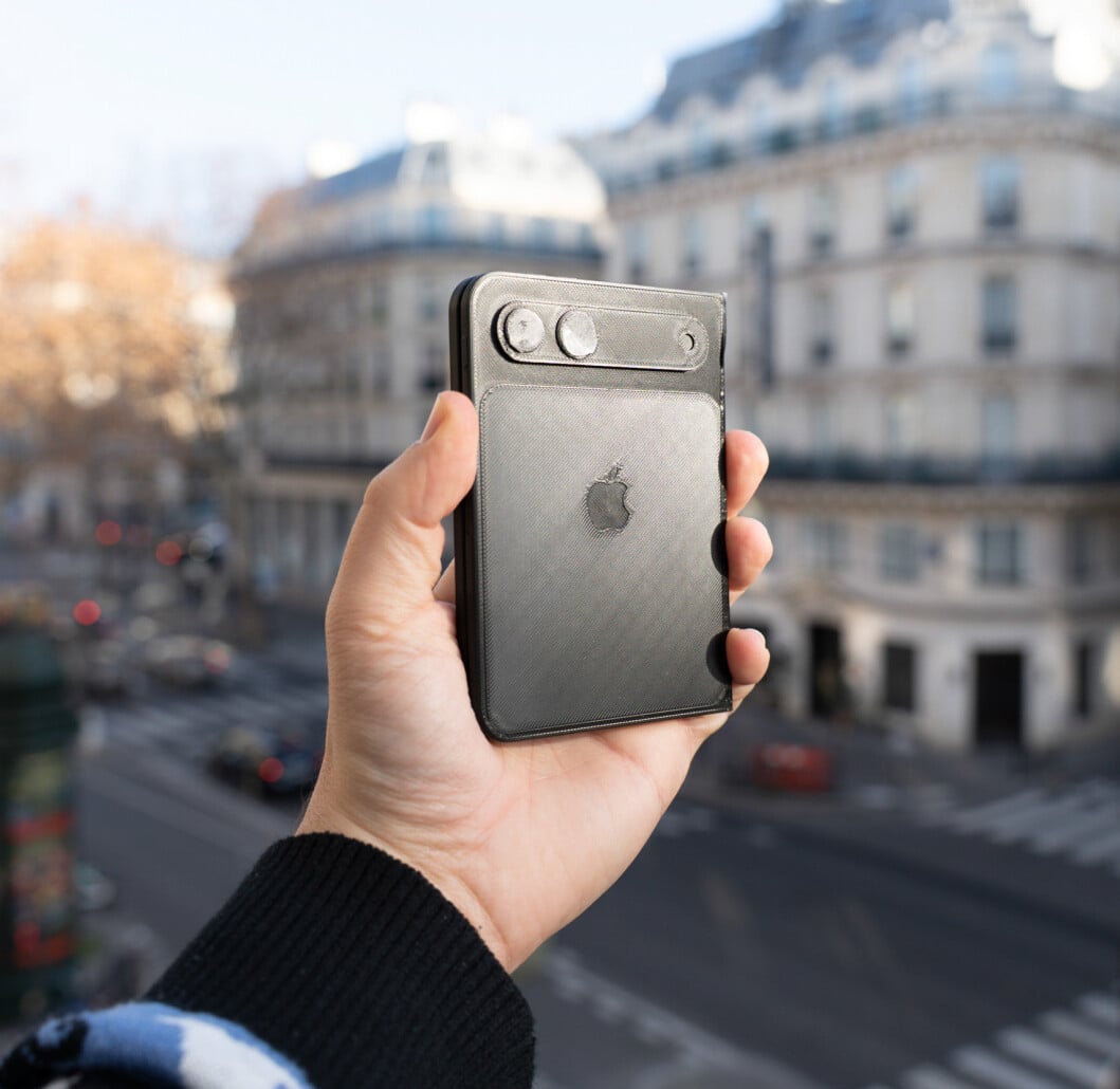 Maquette imprimée en 3D de l’iPhone Fold // Source : Robin Wycke pour Frandroid
