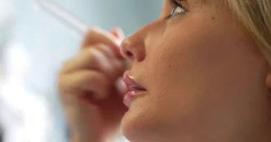 Injections de botox : les jeunes préfèrent les smartphones aux miroirs.