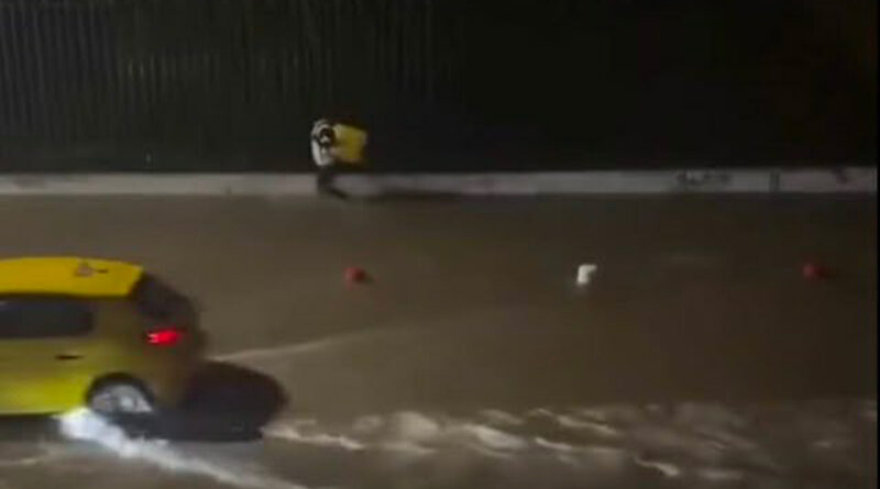 Inondations en Tunisie : un livreur confronté aux rues inondées