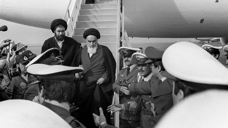 1er février 1979 : le leader révolutionnaire, l'Ayatollah Ruhollah Khomeini, quittant le Boeing 747 d'Air France qui l'a ramené à Téhéran.