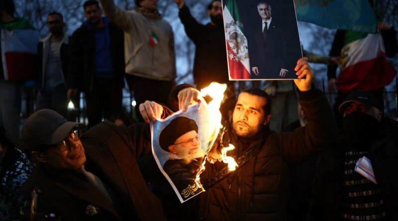 Iran : répression accrue, milliers de soutiens au pouvoir à Téhéran