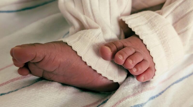 Israël : Deux bébés meurent, cinquante autres pris en charge.