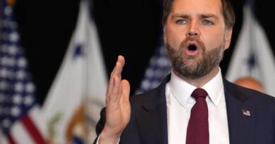 J.D. Vance compare une sénatrice amputée à Forrest Gump.