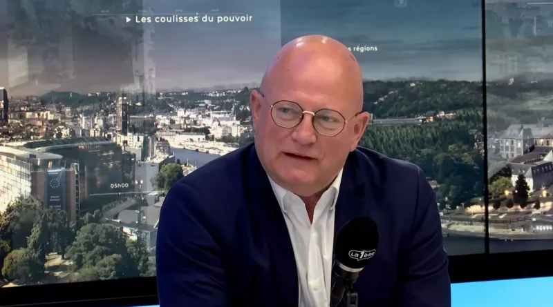 Jean-Luc Crucke affirme que les Engagés ne sont pas scotchés au MR.