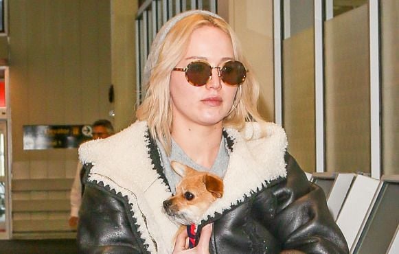 Jennifer Lawrence révèle pourquoi elle a laissé son chien à ses parents après sa maternité.
