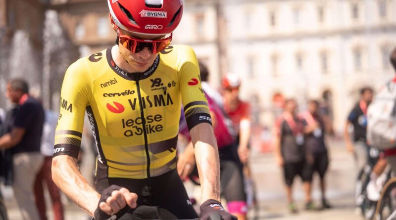 Jonas Vingegaard chute en semant un cycliste amateur à l'entraînement.