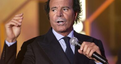 Julio Iglesias dément les fausses accusations d'agressions sexuelles d'ex-employées.