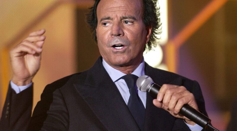 Julio Iglesias dément les fausses accusations d'agressions sexuelles d'ex-employées.