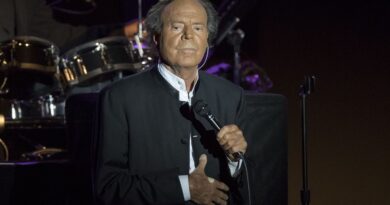 Julio Iglesias ne conteste pas les accusations de délits sexuels et d'esclavage.