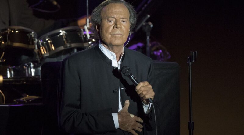 Julio Iglesias ne conteste pas les accusations de délits sexuels et d'esclavage.