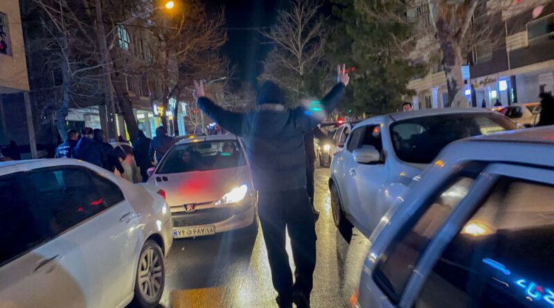 Khamenei fustige les « vandales » en Iran et prédit le renversement de Trump.