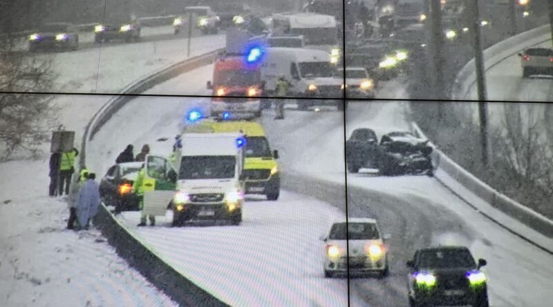 La neige cause des accidents sur l'E411 : attentes à prévoir