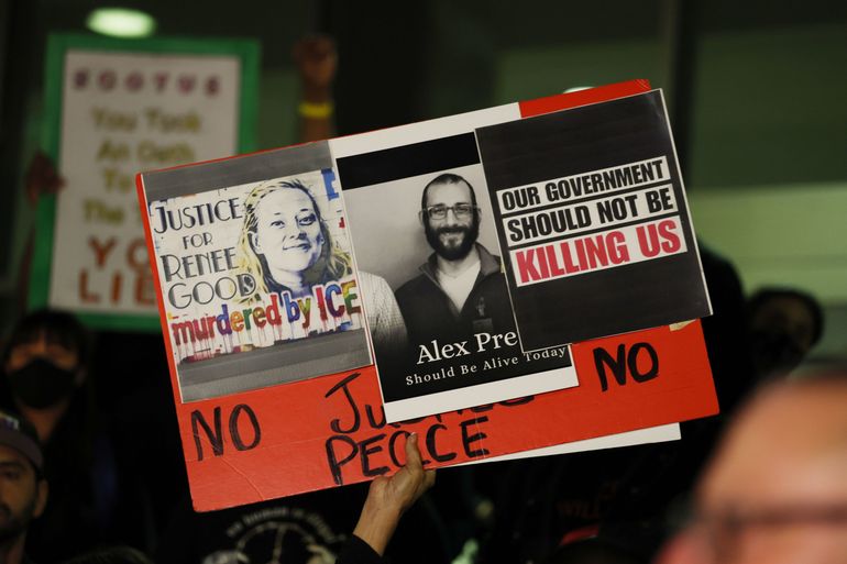 Une pancarte est brandie en soutien à Renee Good et Alex Pretti lors d'une veillée aux chandelles à Los Angeles dans le cadre d'une manifestation pacifique en mémoire d'Alex Pretti, tué par des agents de l'immigration à Minneapolis.
