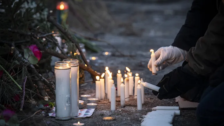 Des personnes allument des bougies devant un mémorial improvisé dans le quartier où Alex Pretti, 37 ans, a été abattu par des agents fédéraux de l’immigration plus tôt dans la journée à Minneapolis, dans le Minnesota, le 24 janvier 2026.