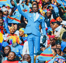 La statue vivante de Lumumba, symbole des tribunes congolaises