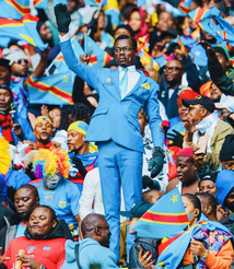 La statue vivante de Lumumba, symbole des tribunes congolaises